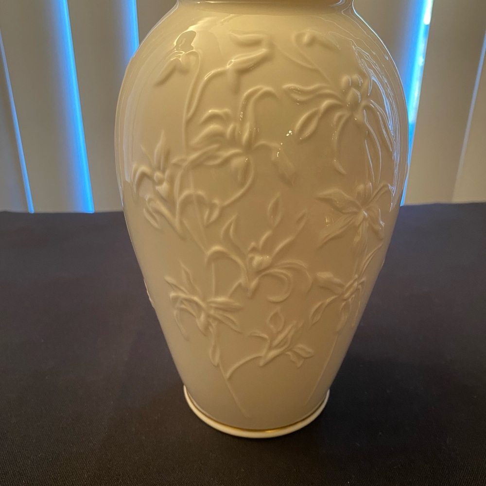 Lenox Masterpiece  Collection Ivory Floral Porcelain Vase 24k Gold Trim 7inT